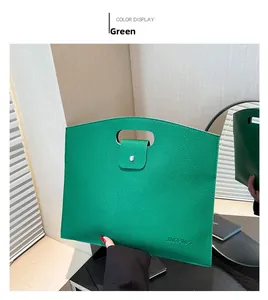 Détail du sac fourre-tout vert avec cuir grainé et poignée ovale élégante