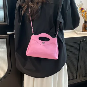 Sac à main matelassé rose avec logo anneau métallique et bandoulière tressée