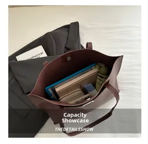 Vue intérieure du grand sac cabas bordeaux avec tablette et articles du quotidien