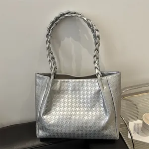 Sac fourre-tout argenté avec motif pied-de-poule et anses tissées élégantes