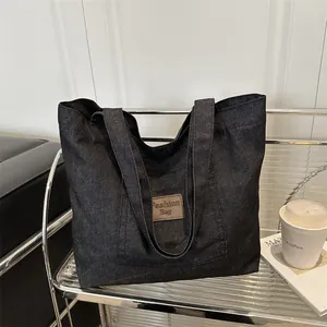 Sac fourre-tout minimaliste en denim noir pour femme avec patch en cuir tendance