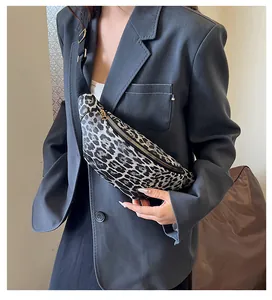Détail du sac de poitrine léopard avec fermeture dorée et bandoulière noire réglable