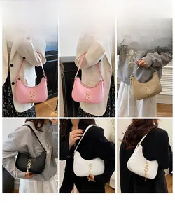 Collection de sacs hobo chics en rose, kaki, noir et blanc avec logo doré élégant
