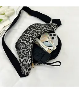 Vue détaillée du sac bandoulière léopard montrant un intérieur spacieux pour mobile et lunettes
