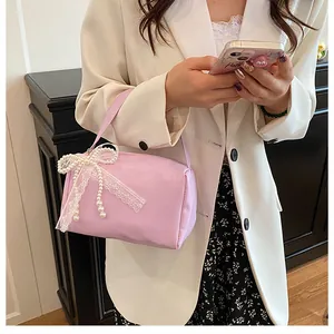 Chicke lila Stofftasche mit zarter weißer Spitzenschleife und Perlendetails