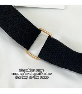 Détail de la bandoulière noire tissée avec anneau de connexion carré en métal doré pour sac