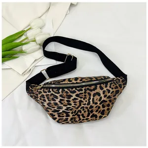 Détail du sac banane à imprimé léopard avec sangle noire et fermeture éclair dorée