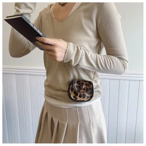 Detailansicht der Mini-Satteltasche mit Leopardenmuster und goldener Kette