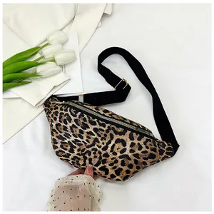 Détail du sac bandoulière léopard avec fermeture dorée et sangle réglable noire