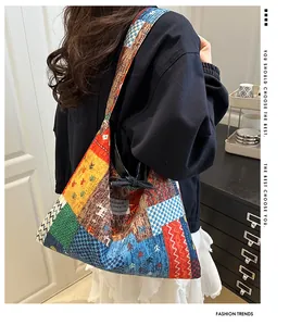 Detail einer farbenfrohen Patchwork-Einkaufstasche mit Boho-Mustern und Schnürverschluss