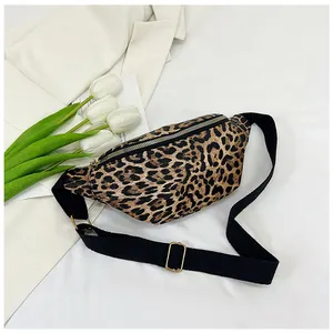 Détails d'un sac banane imprimé léopard avec bandoulière et boucle métallique