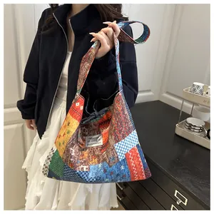 Detail der lebhaften Patchwork-Canvas-Tasche mit bunten Blumen- und Geometriemustern