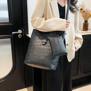Große schwarze Totenkopf-Einkaufstasche mit Metallsymbol und passendem kleinen Beutel