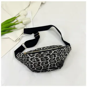 Détails du sac banane à motif léopard avec sangle noire ajustable et fermeture éclair dorée