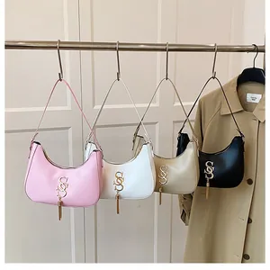 Vue détaillée des sacs hobo croissants en plusieurs couleurs avec boucle dorée et gland décoratif