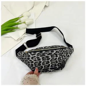 Détail du sac banane léopard avec zip doré et bandoulière noire en textile réglable