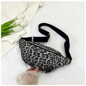 Gros plan du sac banane léopard avec sangle noire et fermeture sur tissu blanc