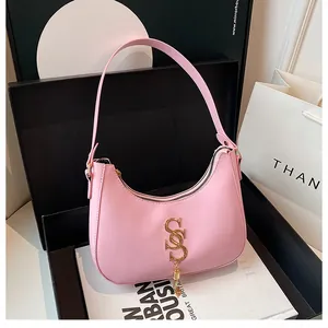 Détail du sac hobo croissant en similicuir rose avec ornement en métal doré SS en boîte