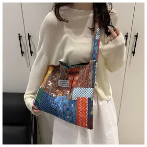 Detailaufnahme einer Patchwork-Tasche mit bunten Blumenmustern und Textur-Details