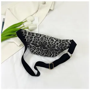 Vue à plat du sac banane imprimé léopard avec boucle dorée et décorations élégantes