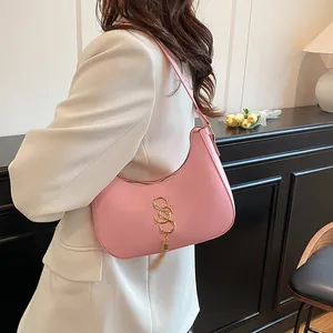 Sac sous le bras Hobo demi-lune en cuir PU pour femme à la mode avec logo métallique et gland sac à bandoulière vintage