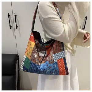 Detailansicht der Patchwork-Einkaufstasche mit Blumenmuster und Kordelzugverschluss