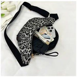 Vue détaillée du sac banane léopard avec téléphone, lunettes et parapluie à l'intérieur