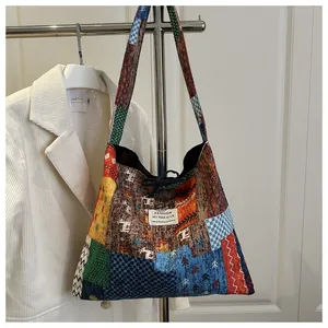 Detailaufnahme einer Canvas-Tragetasche im floralen Patchwork-Design mit Kordelzug