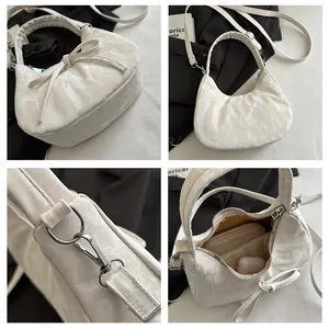 Vistas detalladas del bolso hobo crema con lazo, textura plisada y espacio interior
