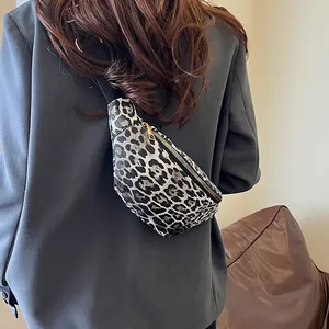 Sac de poitrine léopard moderne avec fermeture éclair dorée et sangle réglable