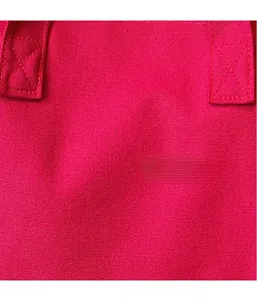 Detaillierte Makroansicht der rosaroten Canvas-Tasche mit hochwertiger Webstruktur