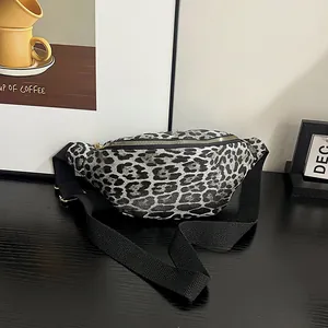 Sac banane imprimé léopard avec bandoulière noire réglable et détails dorés