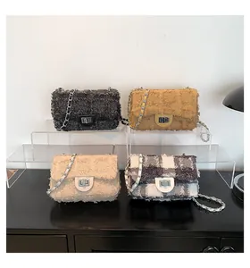 Détails de sacs bandoulière en tweed en quatre couleurs avec chaînes et fermoirs dorés
