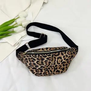Sac banane léopard élégant avec bandoulière réglable et détails métalliques dorés