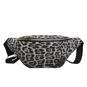 Sac banane léopard bandoulière avec fermeture dorée et sangle noire réglable pour femme