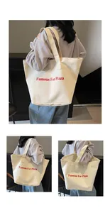 Detailansicht großer Canvas-Shopper mit rotem Pizza-Aufdruck und breitem Schultergurt
