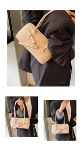 Détails du sac à main beige tressé avec boucles dorées et doubles anses robustes