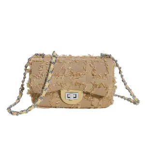 Sac à bandoulière kaki rétro avec motif à franges texturé et fermoir argenté chic