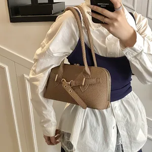 Sac Sous le Bras Rétro en Cuir PU pour Femmes Texture Tissée Sac à Main d'Épaule Avec Accessoires Dorés Ceinture Décorative