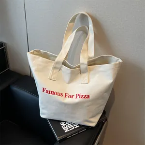 Große cremeweiße Canvas-Tragetasche mit rotem Famous For Pizza Aufdruck für Alltag