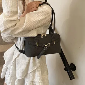 Sac bowling vintage noir pour femme avec double fermeture éclair dorée et longue bandoulière