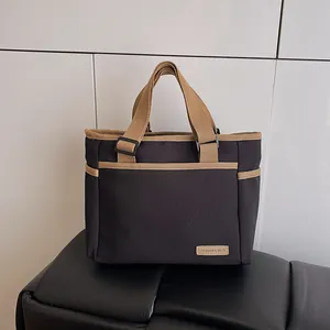 Sac fourre-tout marron foncé tendance avec poignées kaki et poche avant pour le quotidien