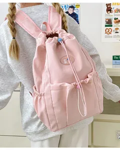 Mochila rosa con cordón, vista trasera con múltiples bolsillos en nailon de calidad
