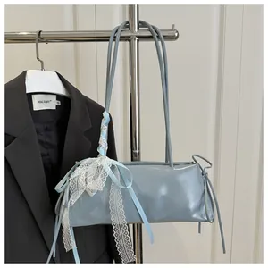 Detalle de bolso azul claro con ribete de encaje delicado y lazo de seda elegante