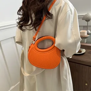 Elegante piccola borsa a tracolla arancione testurizzata per donna moda primavera 2024