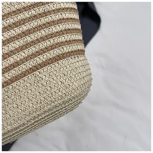 Vista macro de la textura de paja tejida a rayas con detalles en beige y marrón claro