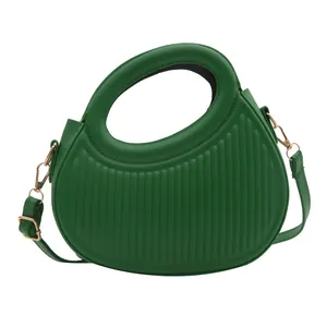 Borsa a mano semicerchio verde con strisce ondulate e manico rotondo integrato