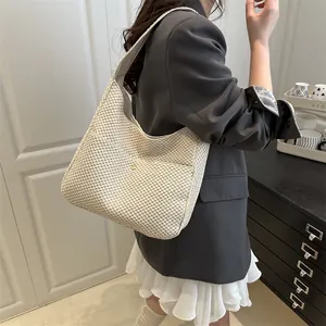 Sac hobo beige tissé avec texture élégante pour la plage ou le quotidien en été