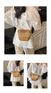 Detalle del bolso de paja a rayas con textura tejida y correa de hombro de cuero