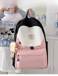 Nahaufnahme des Color-Block Rucksacks mit Stickerei und Plüsch-Toast-Anhänger für Damen